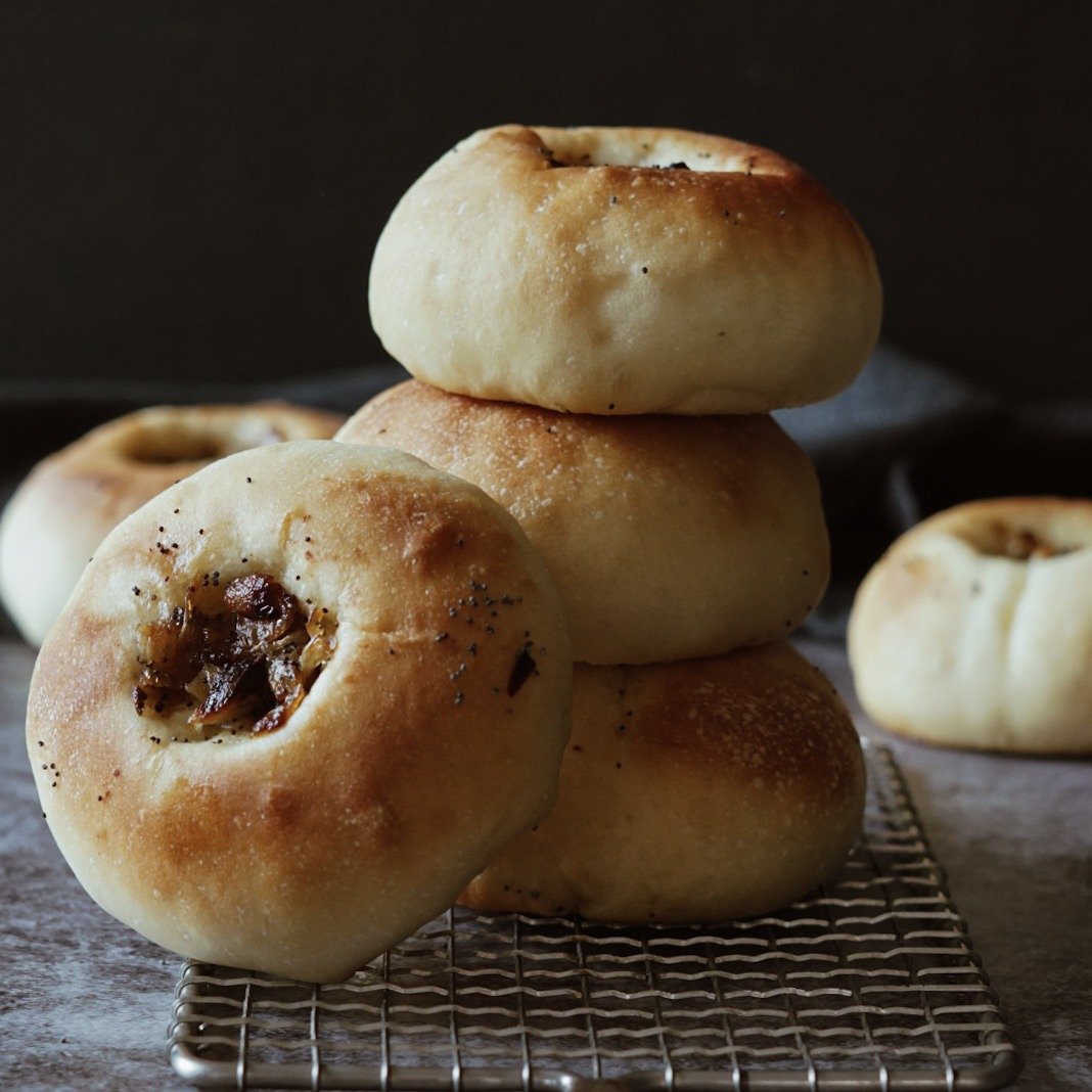 Bialy: bialy with onion and poppy seed topping